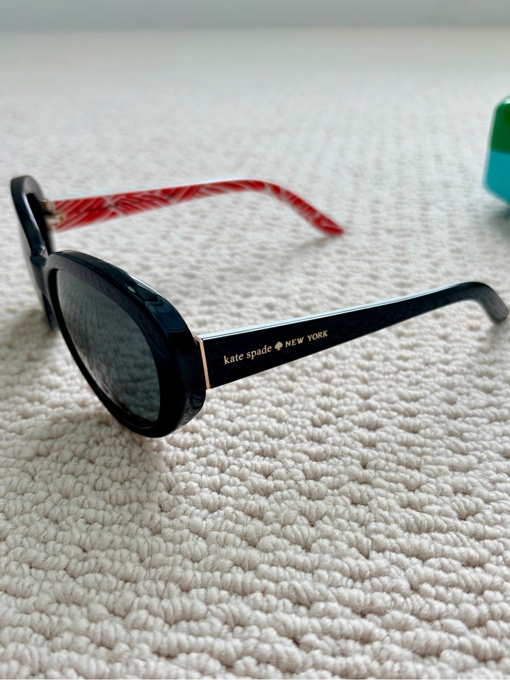 kate spade Black Polarized Sunglasses with Red Design and Green Case - Picture 5 of 11